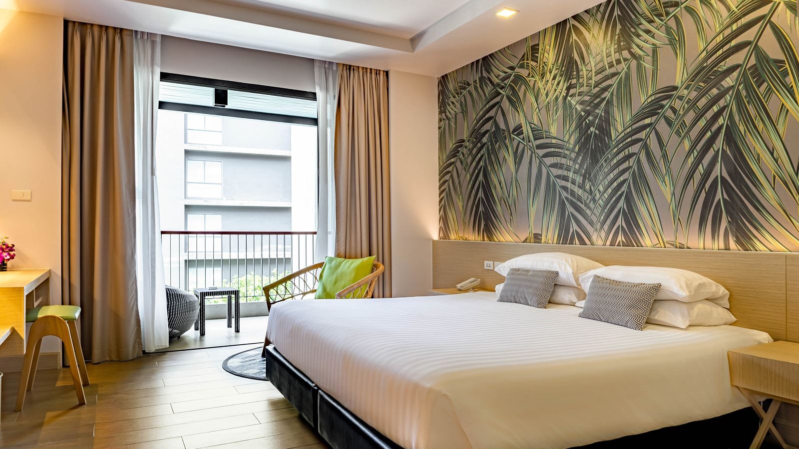 rooms-deluxe-pool-view-room