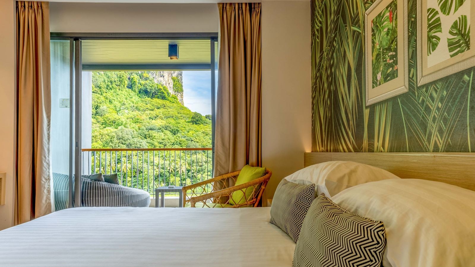 rooms-deluxe-seaview-room