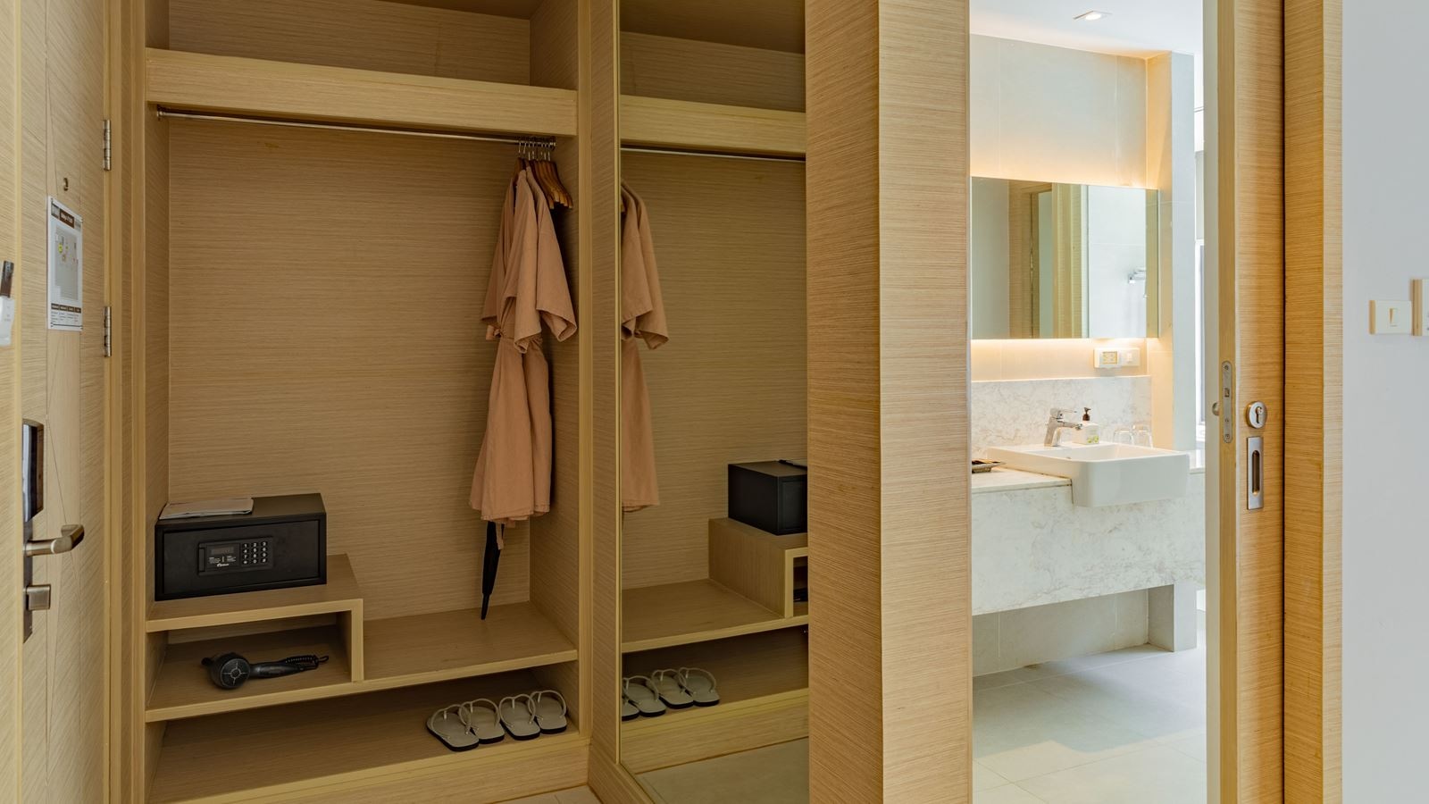 rooms-deluxe-premier-pool-view-room