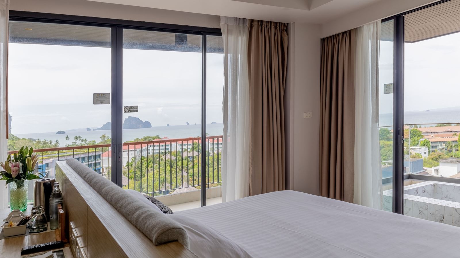 rooms-deluxe-seaview-with-outdoor-bathtub