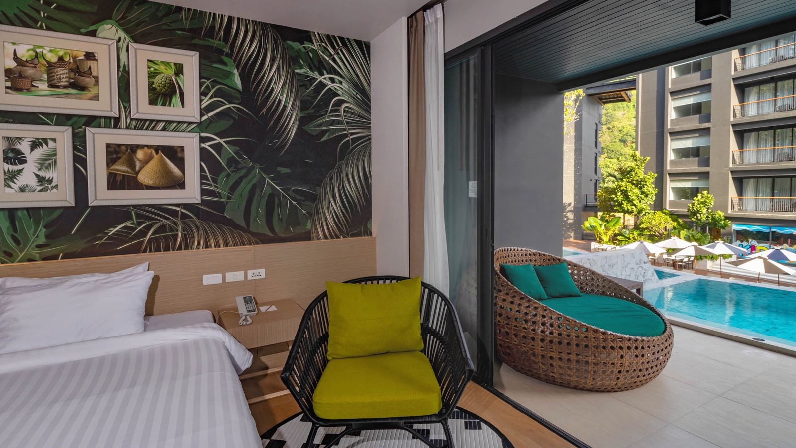 rooms-deluxe-private-outdoor-whirlpool