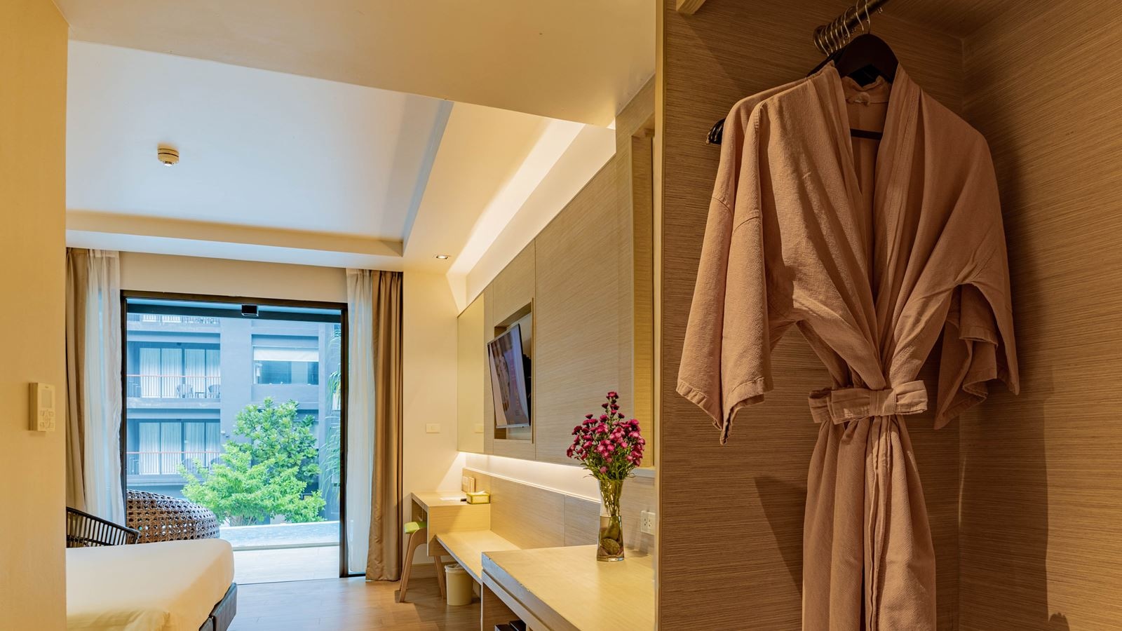 rooms-deluxe-private-outdoor-whirlpool