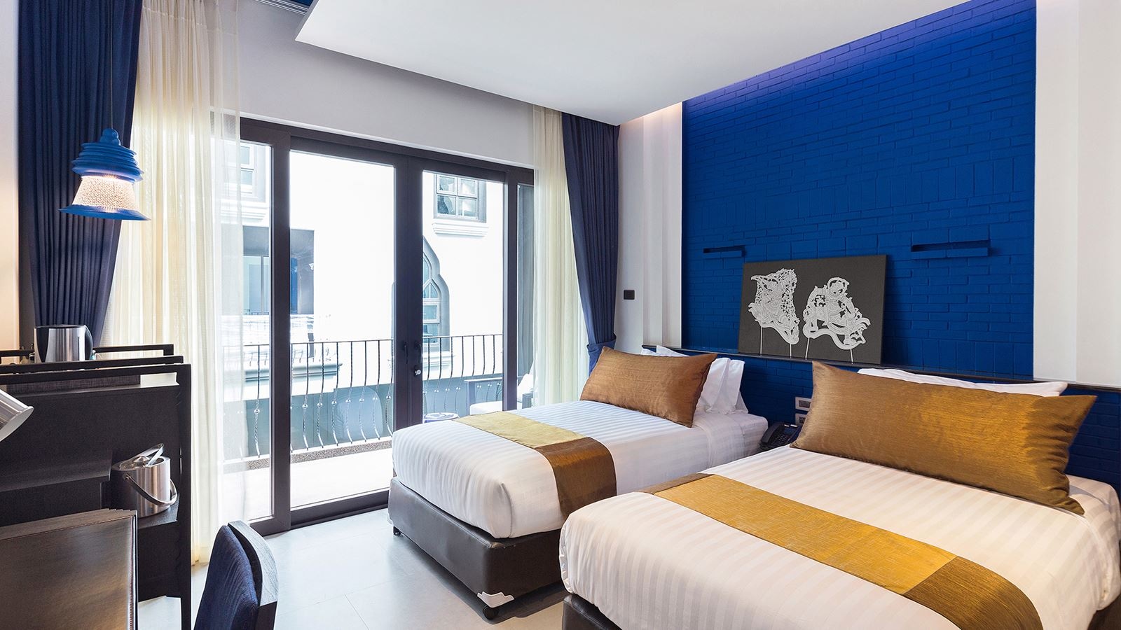 rooms-deluxe-balcony