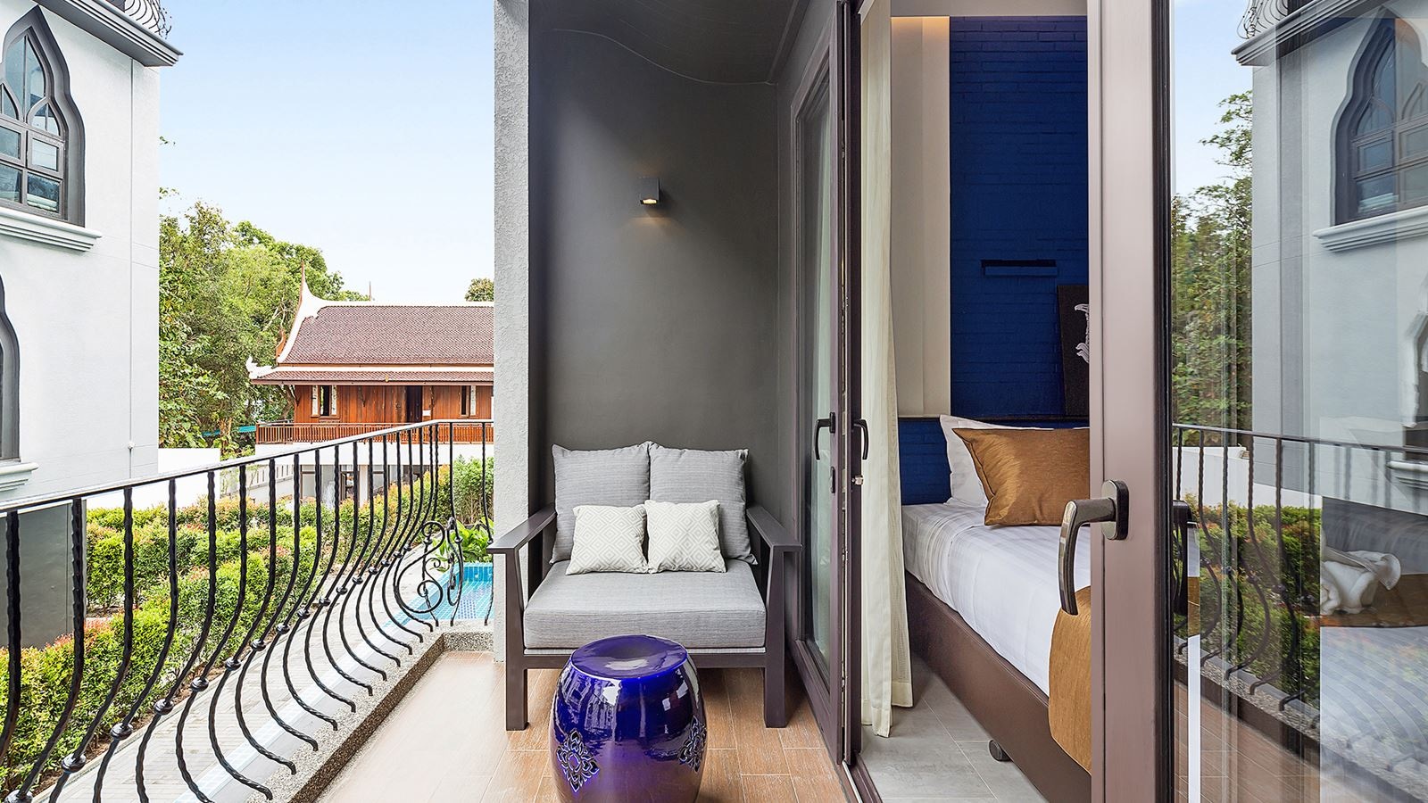 rooms-deluxe-balcony