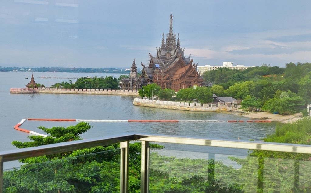 rooms-corner-suite-room