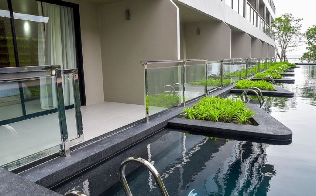 rooms-pool-access-room