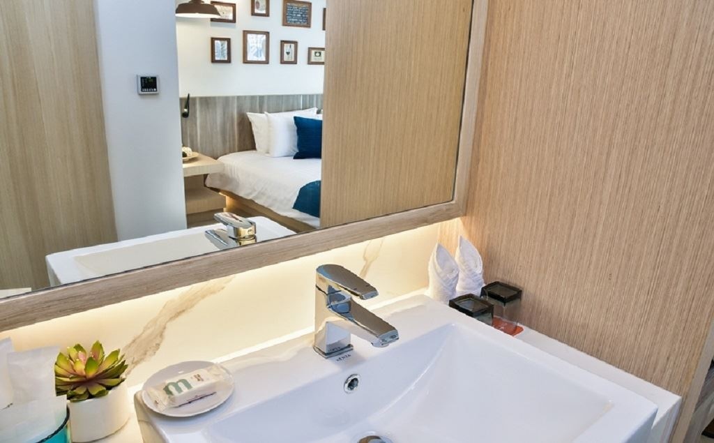 rooms-pool-access-room