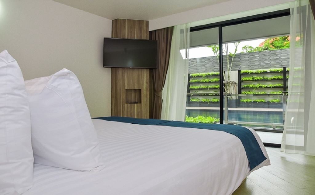 rooms-pool-access-room