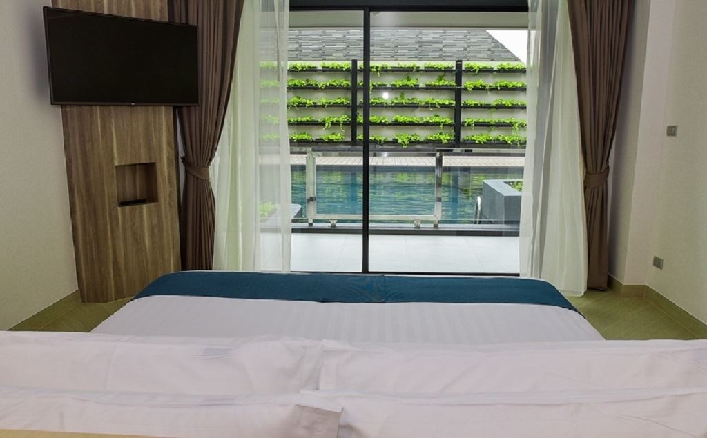 rooms-pool-access-room