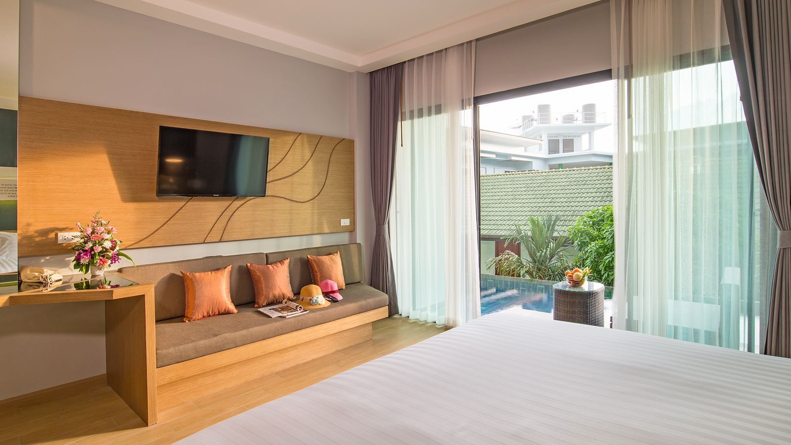 rooms-deluxe-pool-access