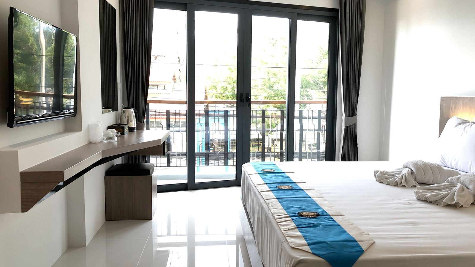 rooms-deluxe-with-balcony