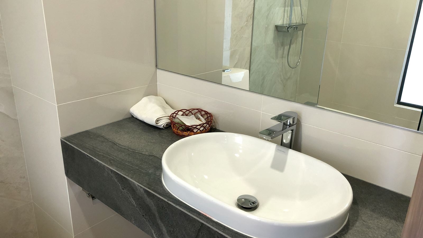 rooms-deluxe-with-balcony