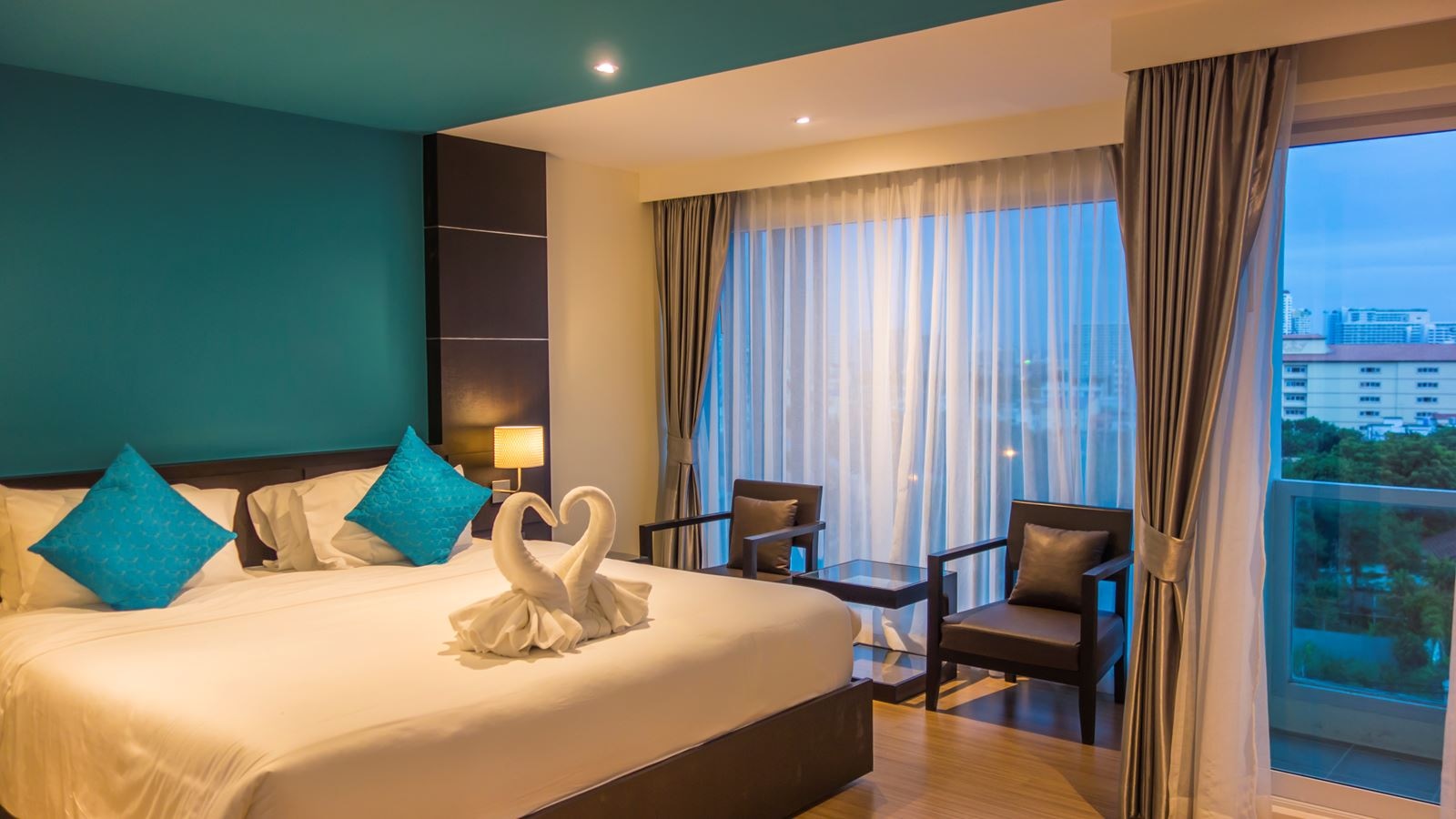 rooms-deluxe-city-view