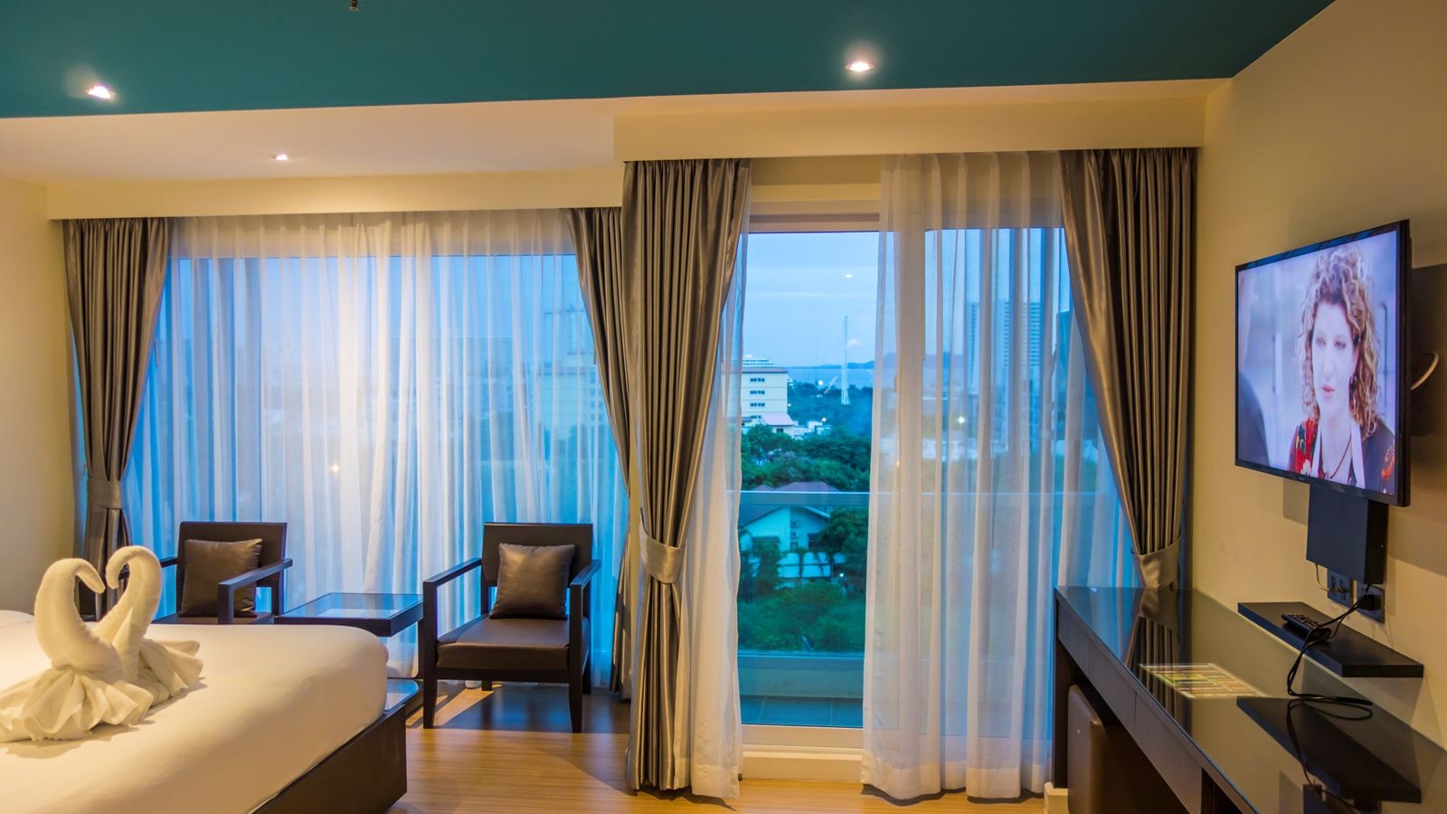 rooms-deluxe-city-view