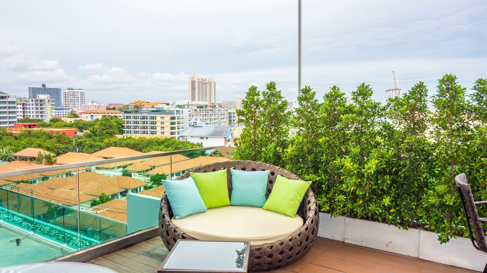 bars-senses-roof-top-pool-bar-and-lounge