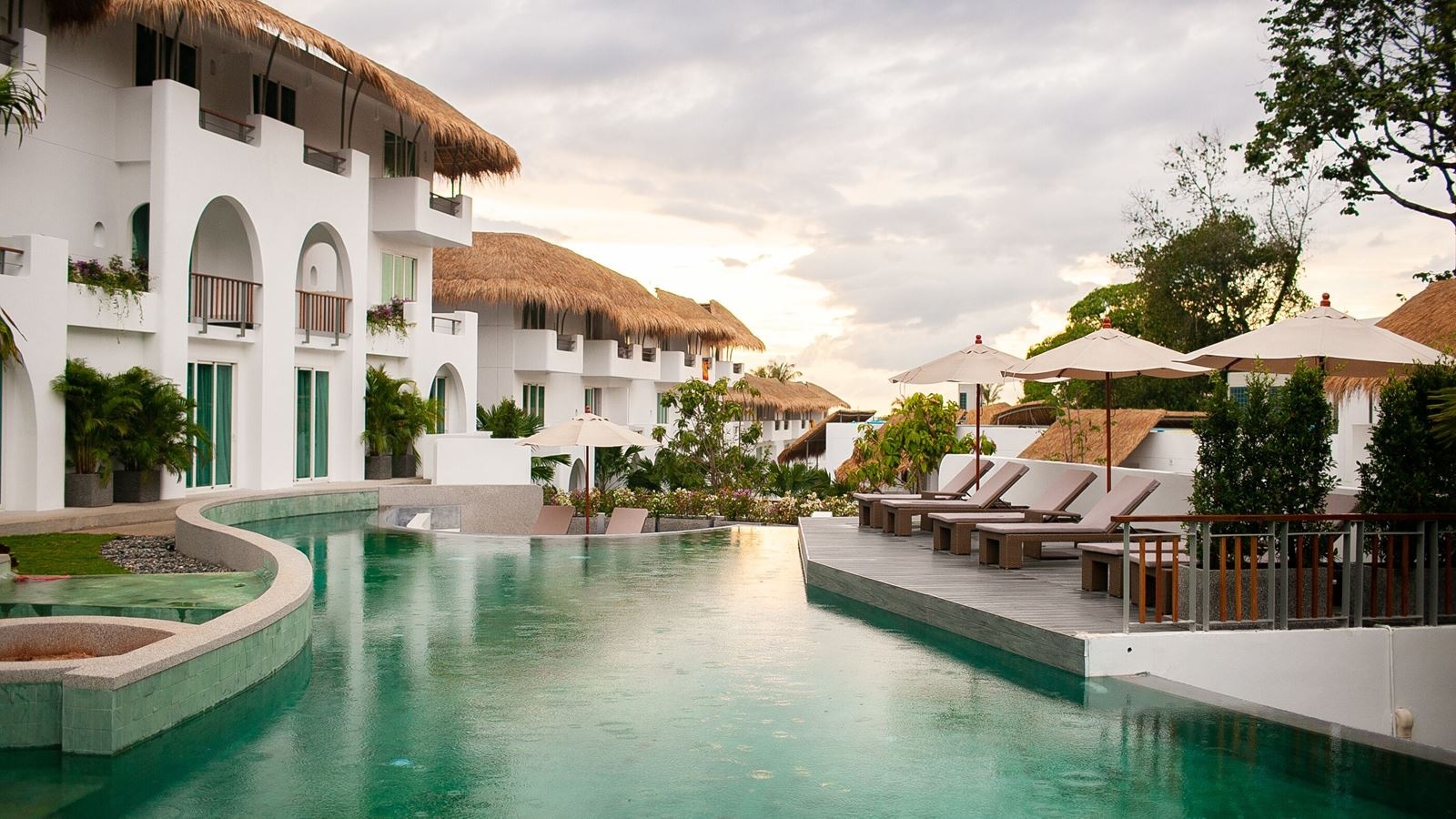 rooms-deluxe-pool-access