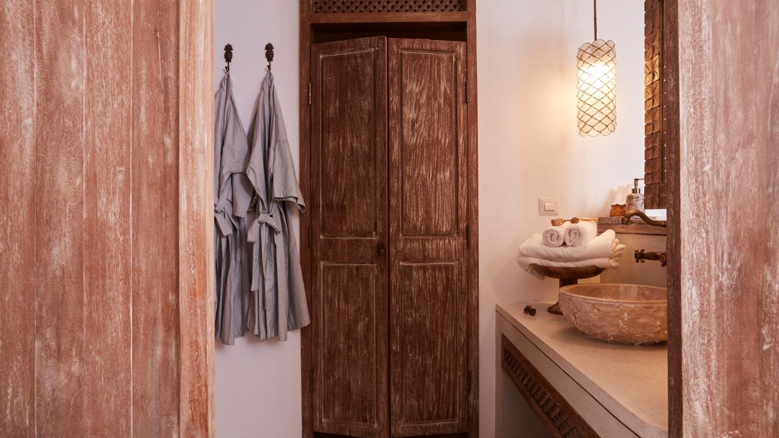 rooms-grand-deluxe-lagoon-pool-view