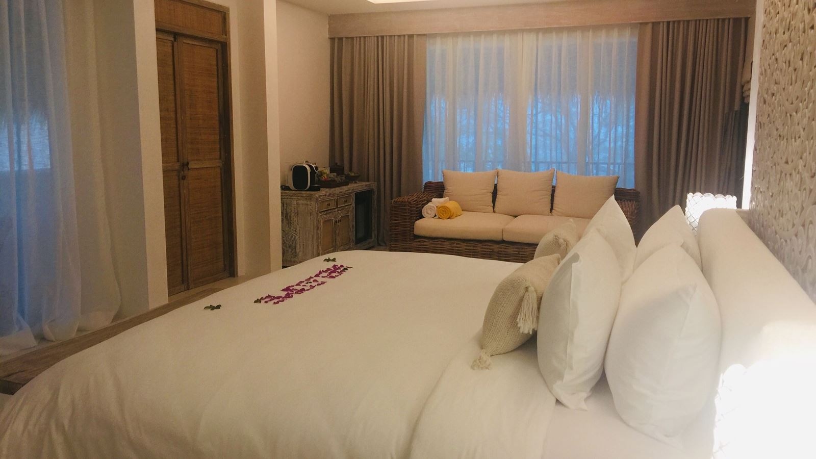 rooms-eden-suite-pool-view