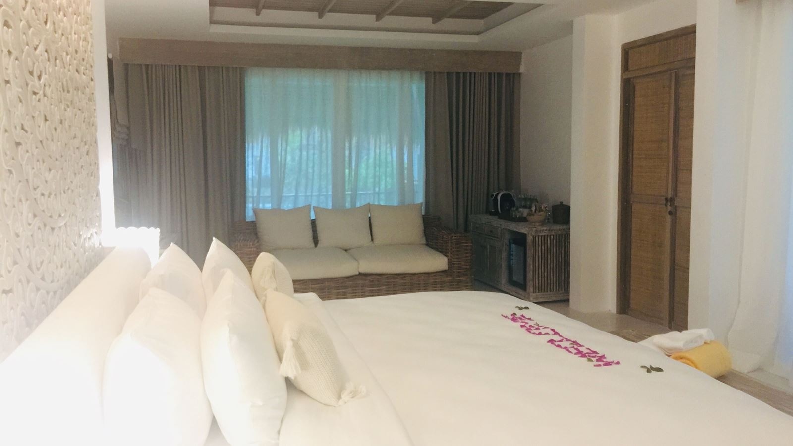 rooms-eden-suite-pool-view