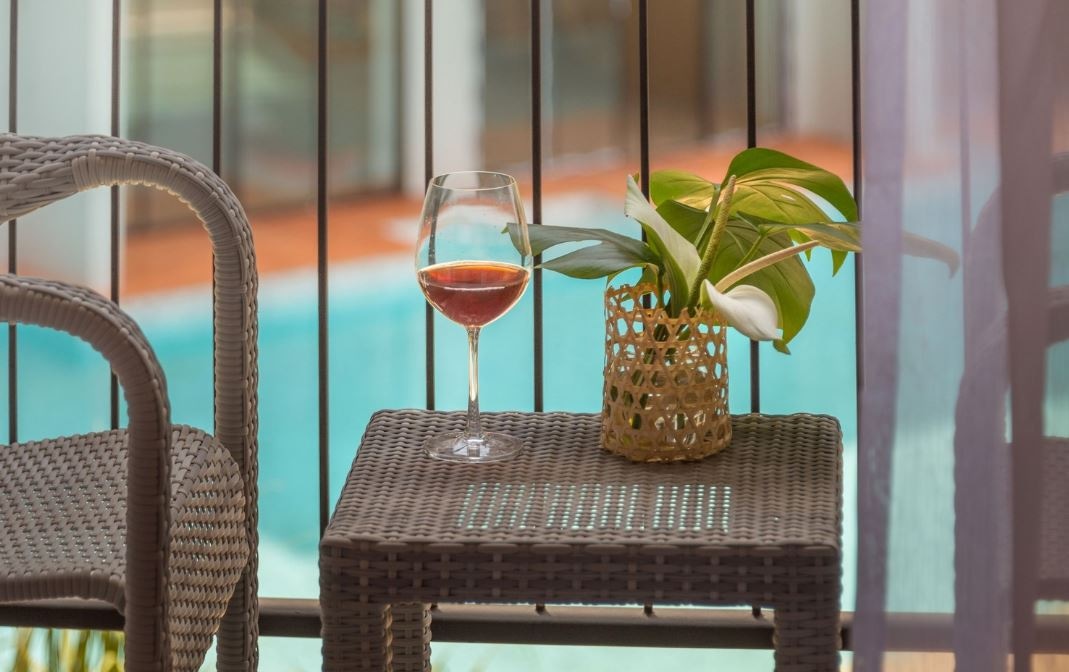 rooms-deluxe-pool-view