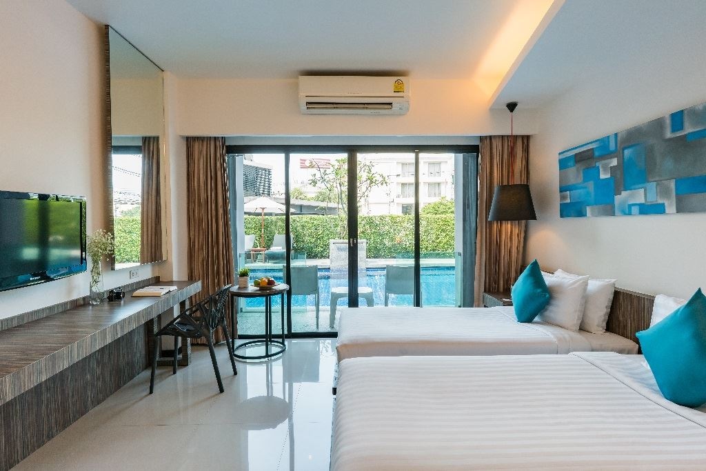 rooms-deluxe-pool-access