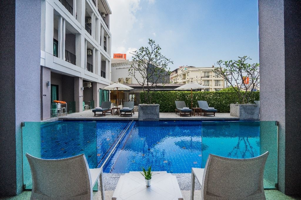 rooms-deluxe-pool-access