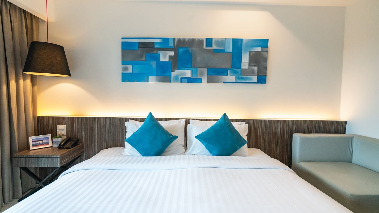 rooms-deluxe-pool-view