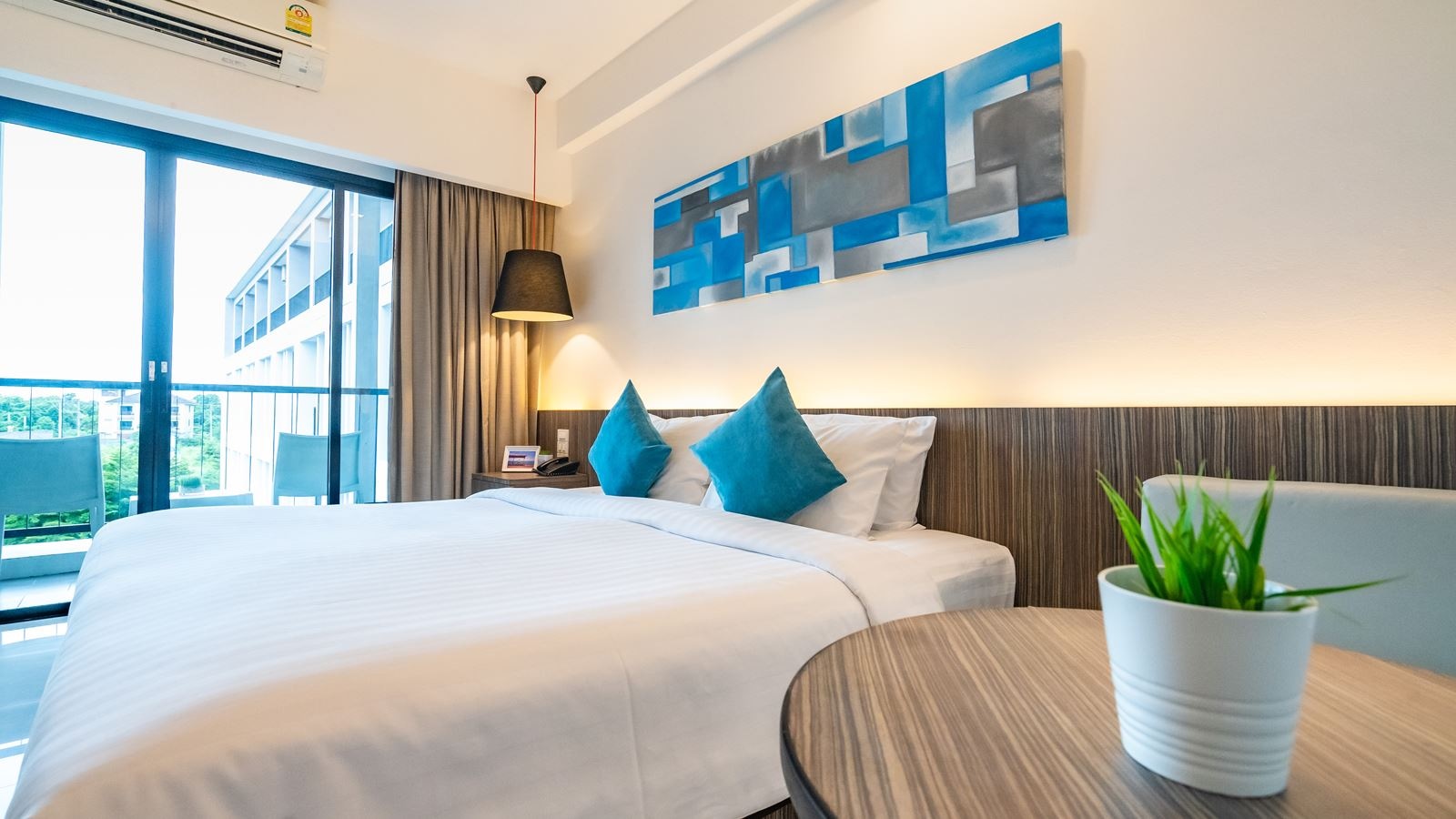 rooms-deluxe-pool-view