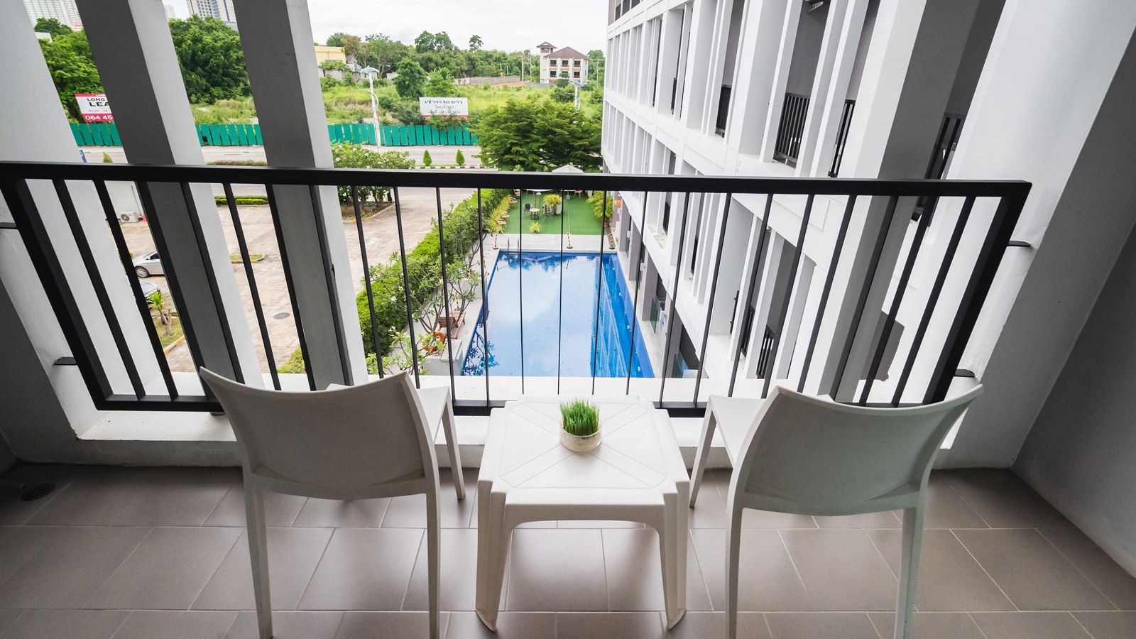 rooms-deluxe-pool-view