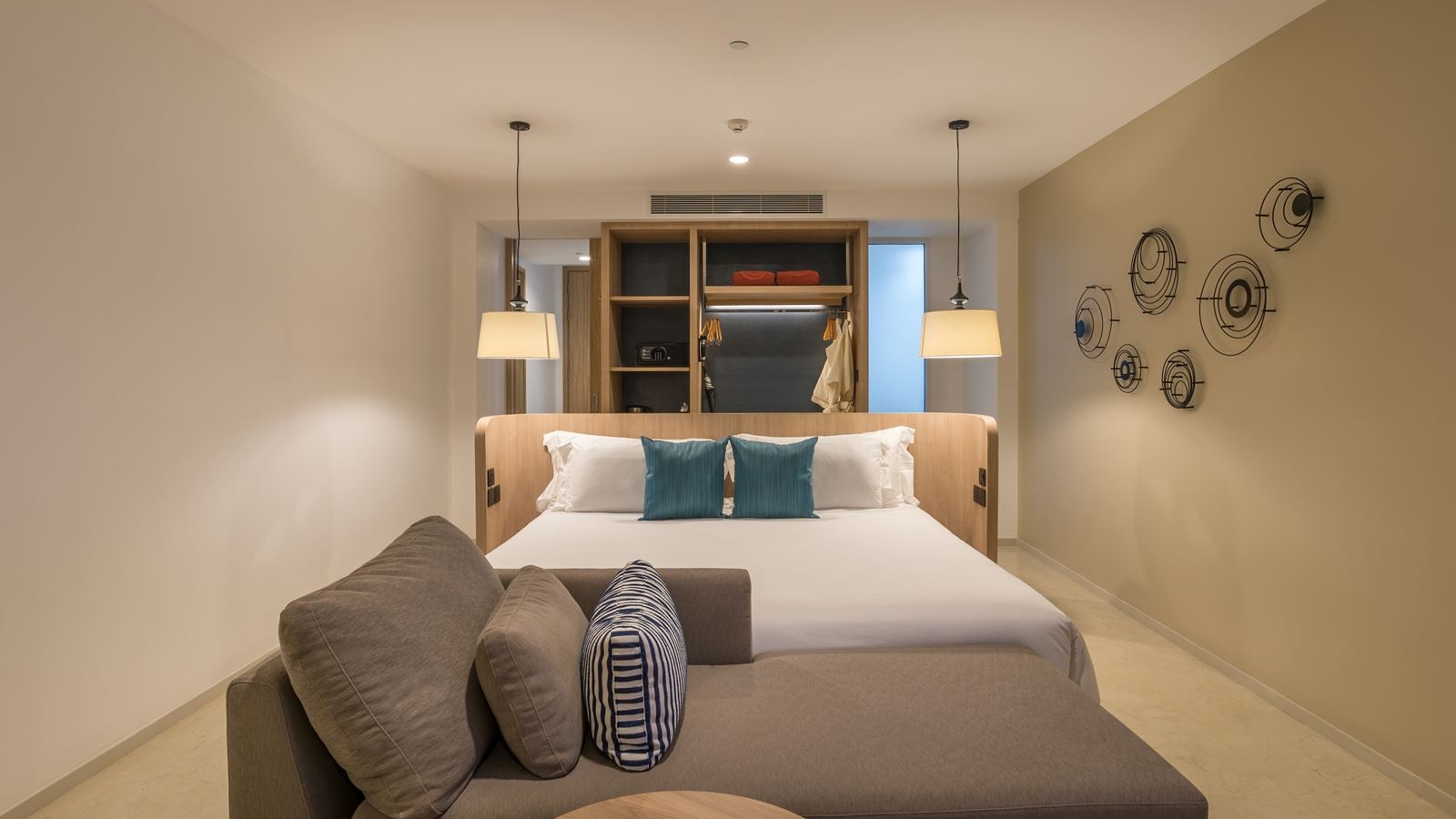 rooms-premium-deluxe-pool-corner