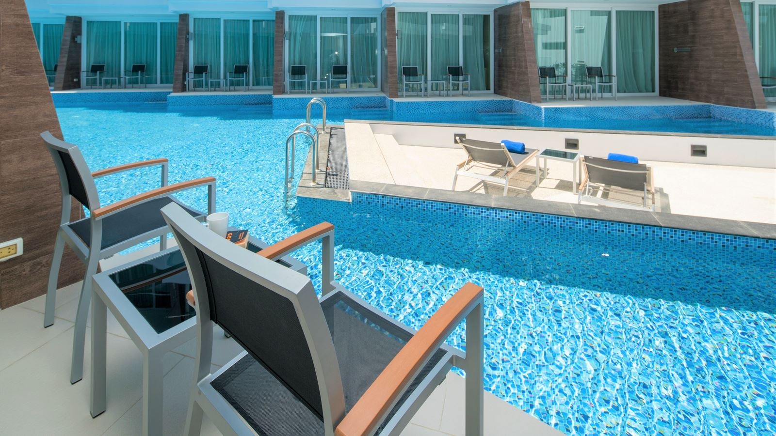 rooms-deluxe-pool-access-room