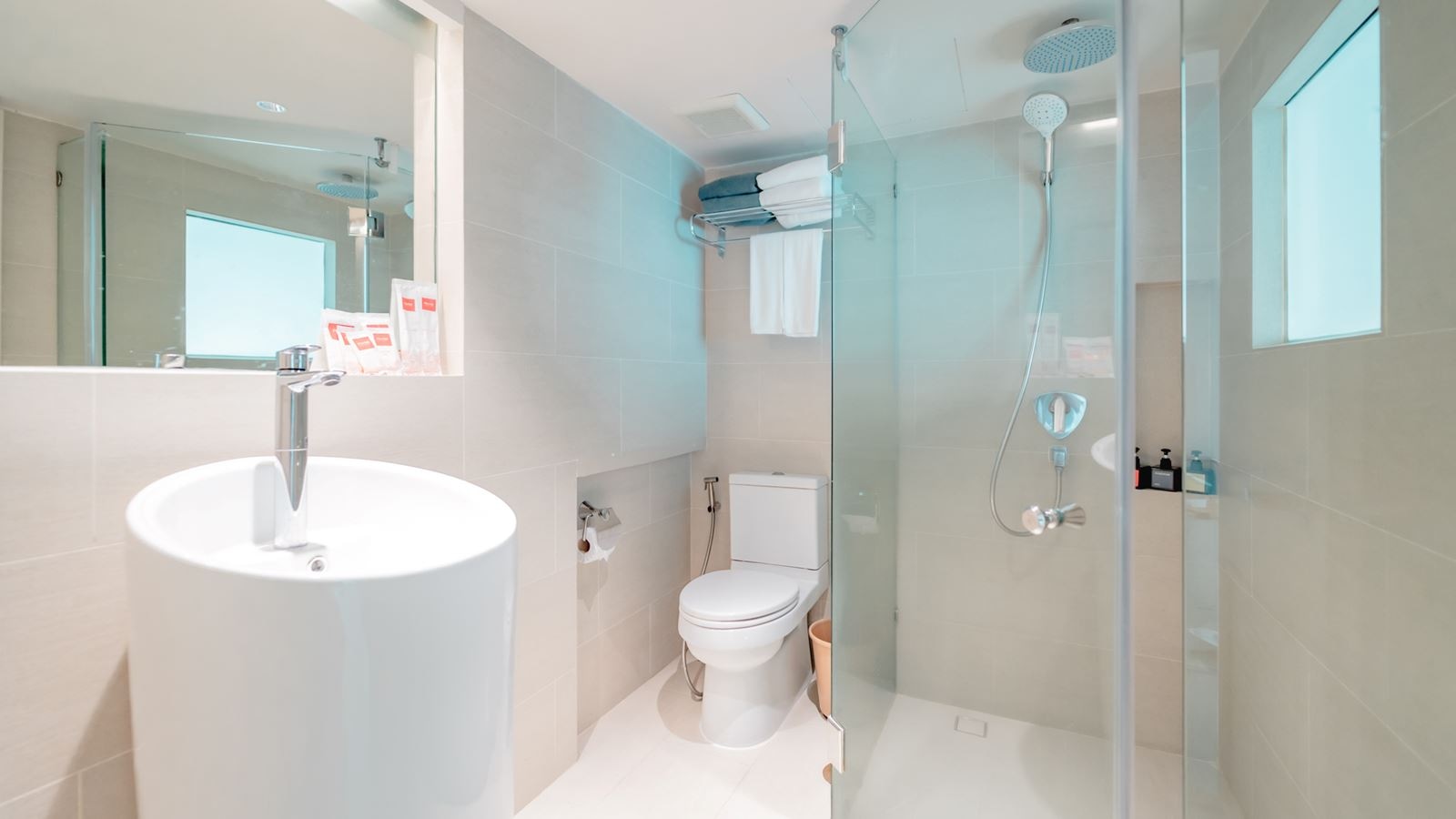 rooms-deluxe-pool-view