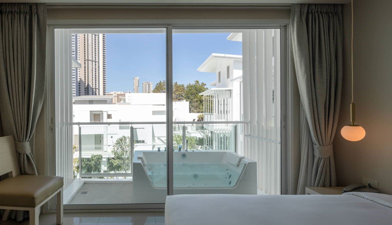 rooms-deluxe-bath-pool-view