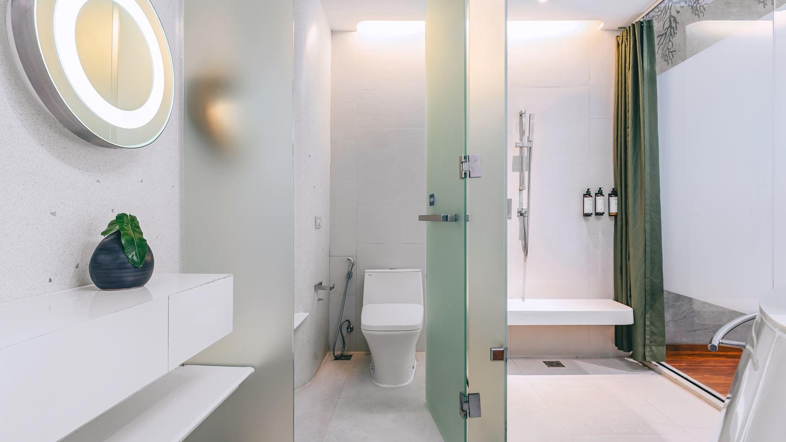 rooms-deluxe-pool-view