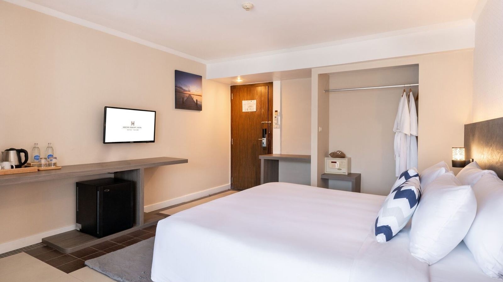 rooms-deluxe-pool-view