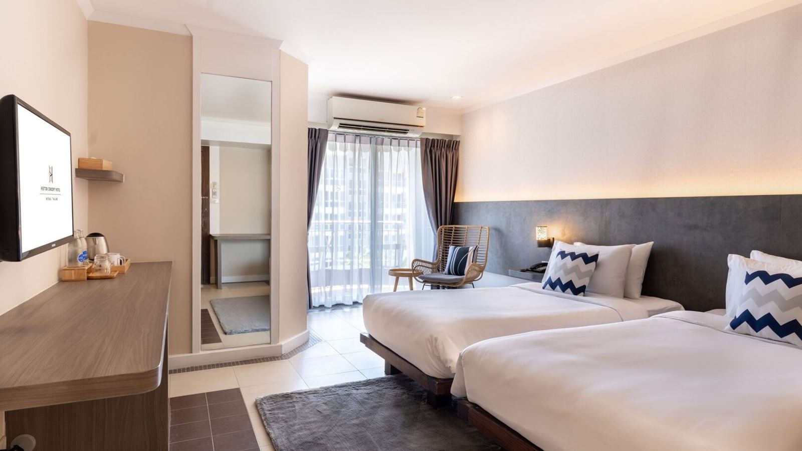 rooms-deluxe-pool-view