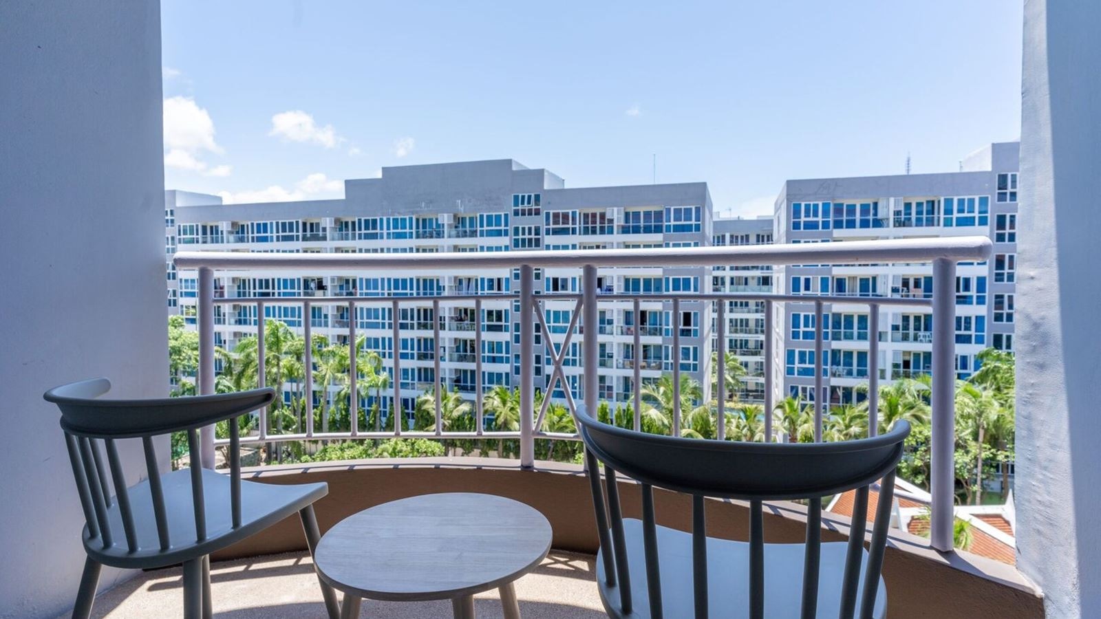 rooms-deluxe-pool-view