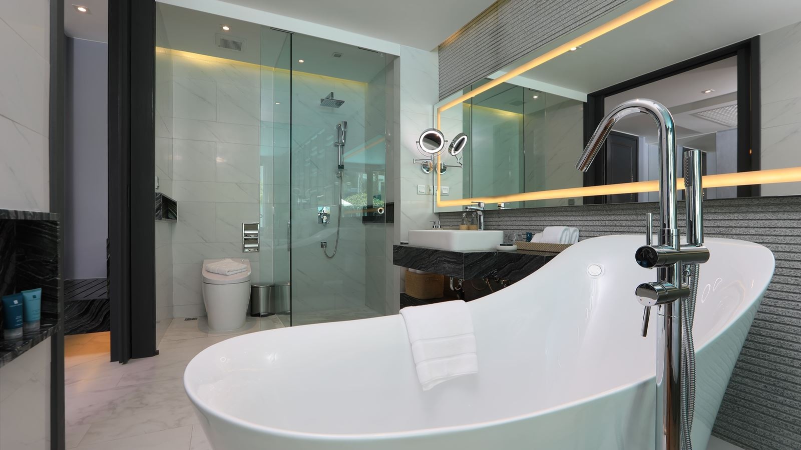 rooms-studio-suite-pool-access