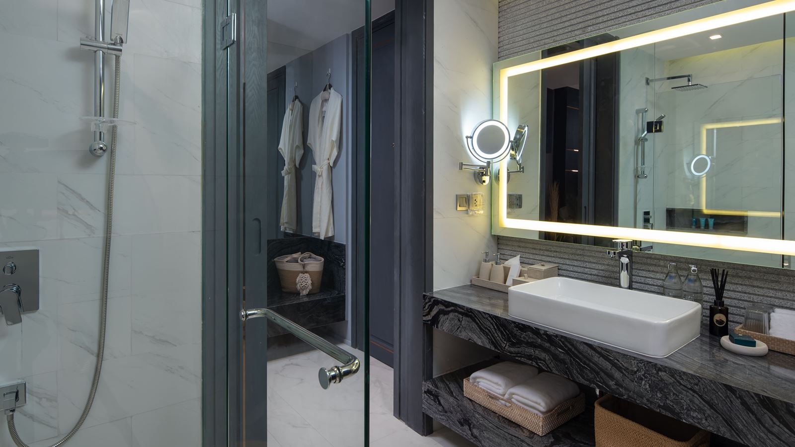 rooms-deluxe-pool-view