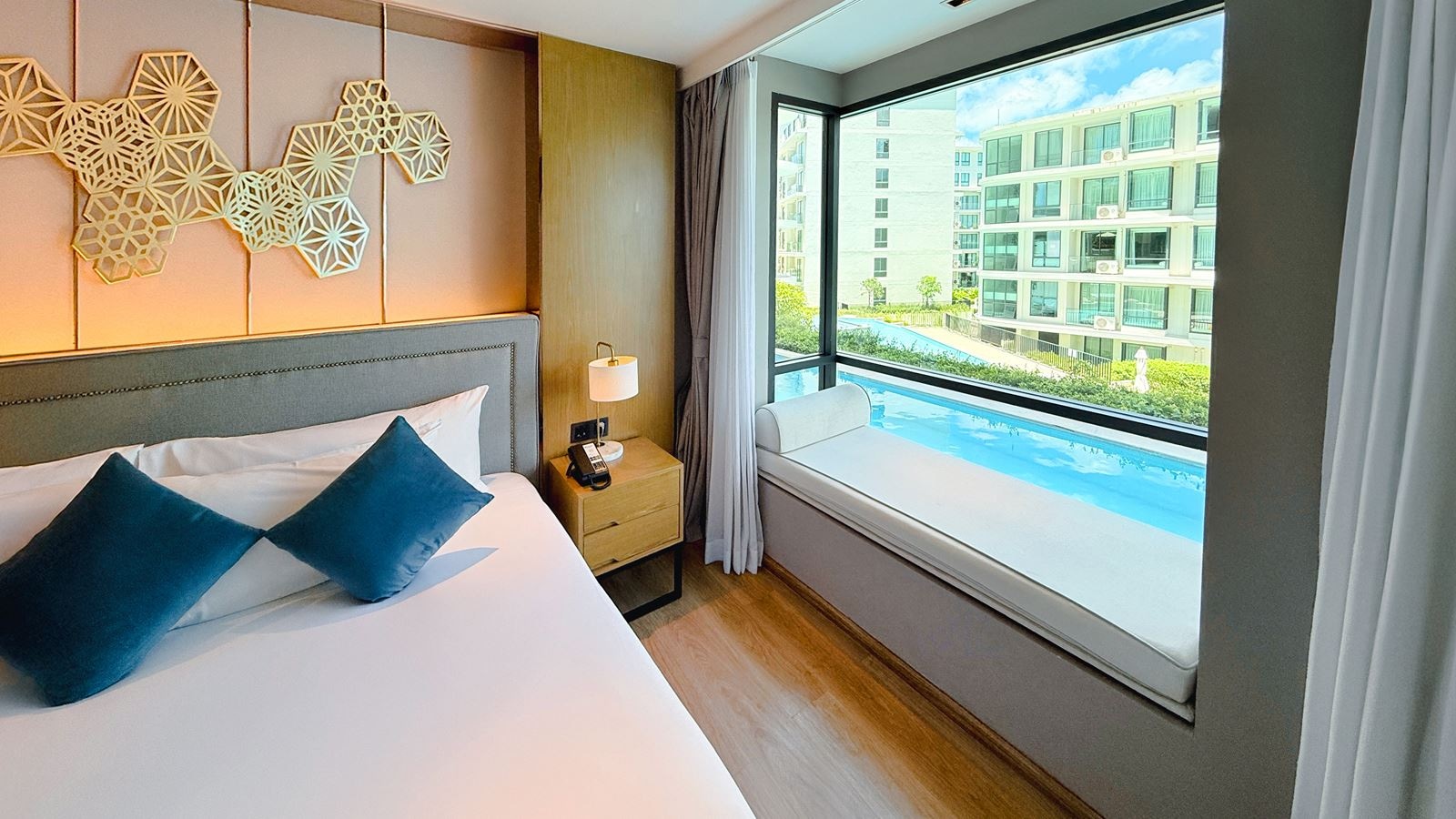 rooms-deluxe-pool-access