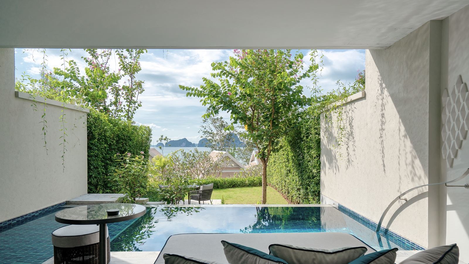 rooms-deluxe-garden-pool-suite