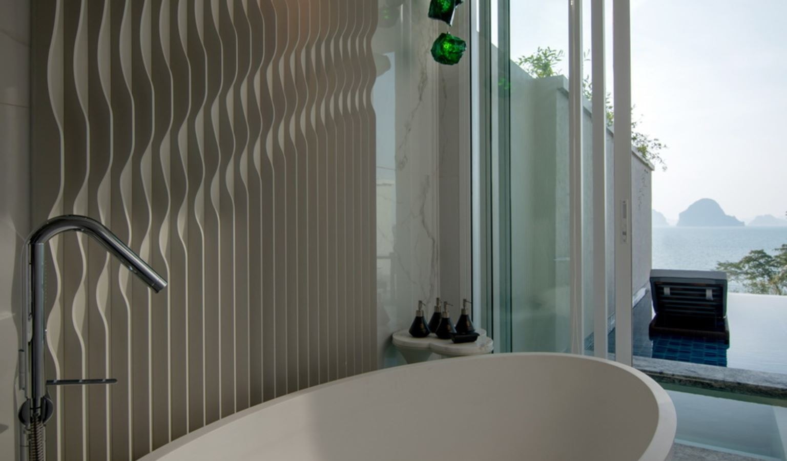 rooms-premium-ocean-pool-suite