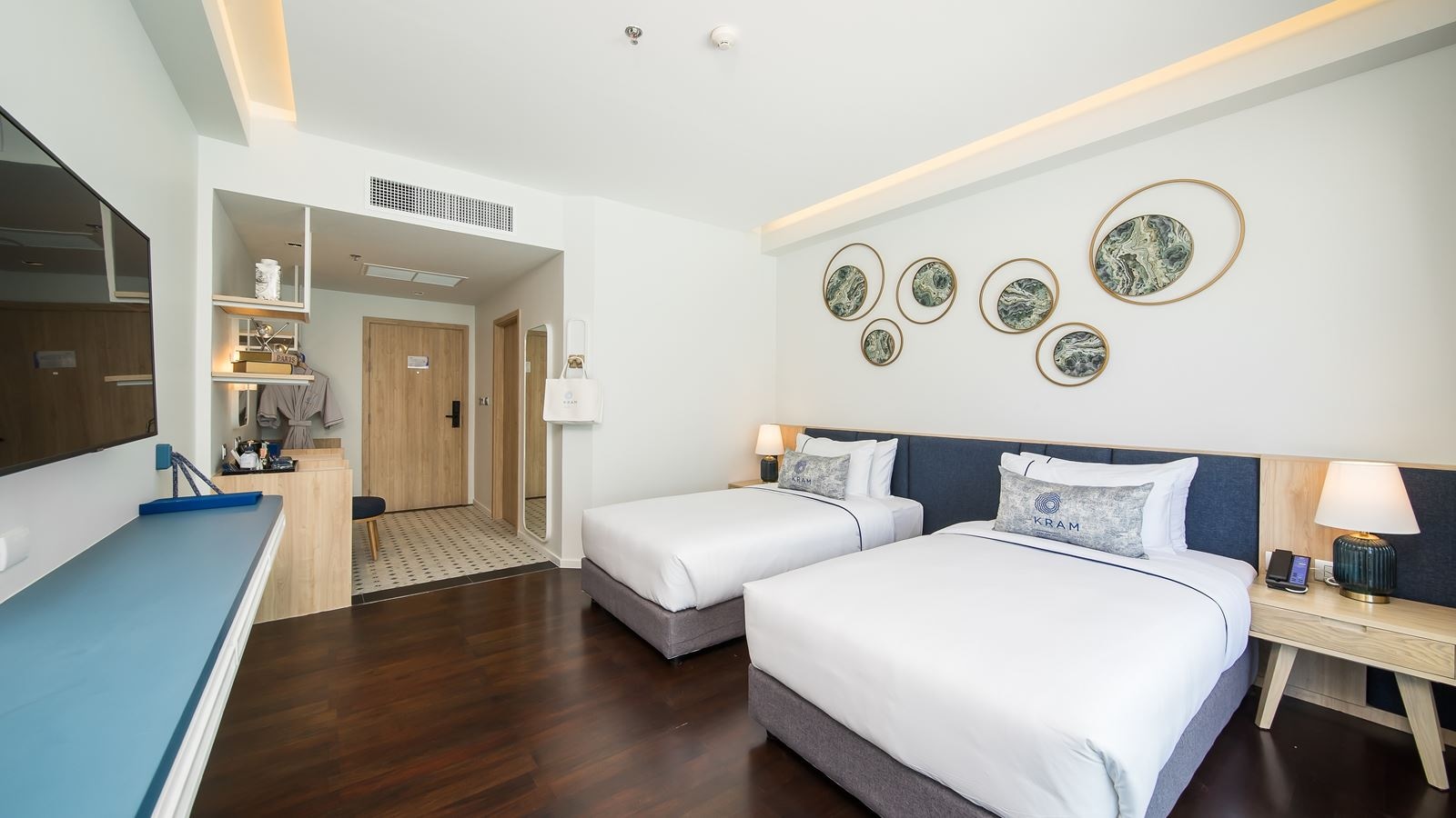 rooms-deluxe-twin--king