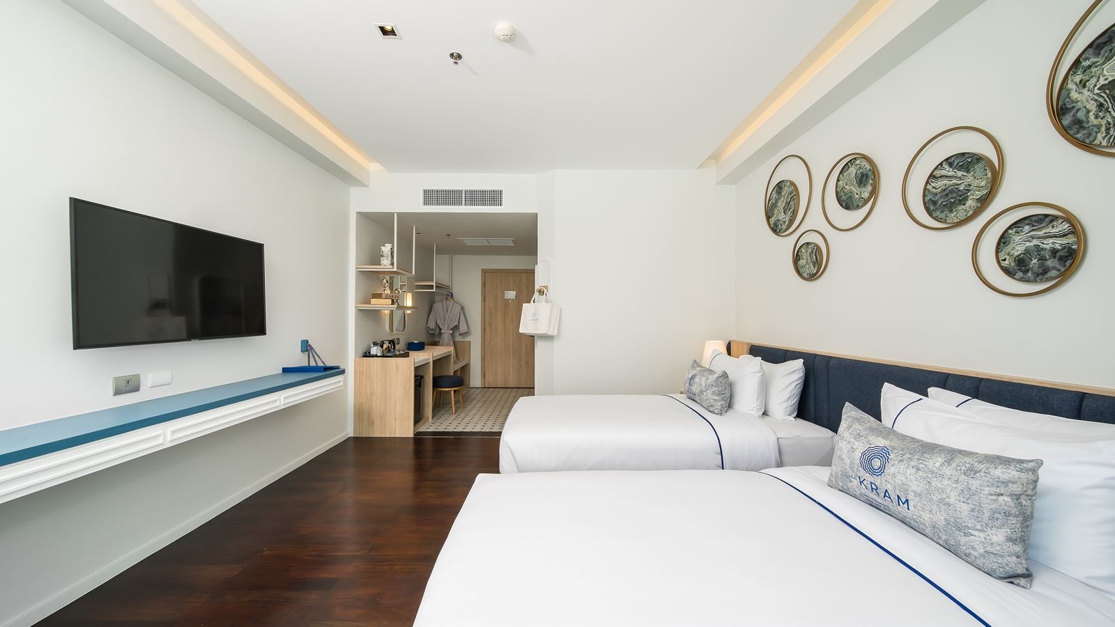 rooms-deluxe-pool-view-twin--king