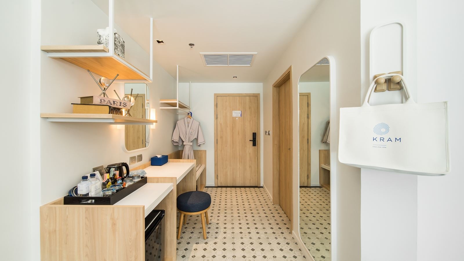 rooms-deluxe-pool-view-twin--king