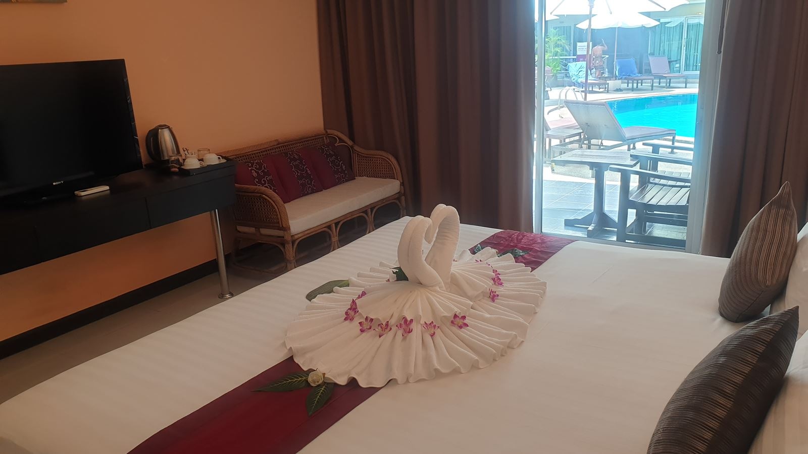 rooms-deluxe-pool-access-room