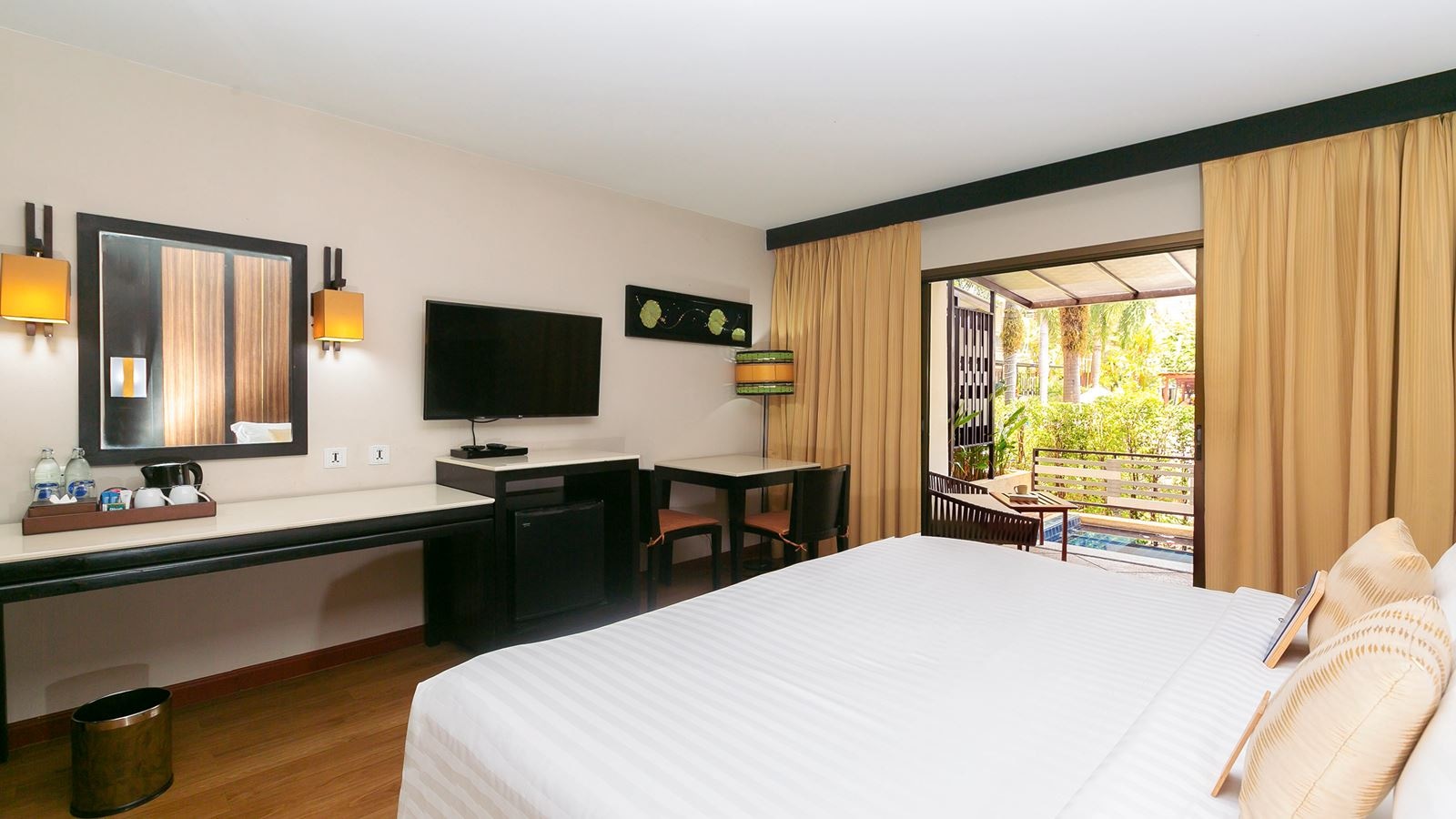 rooms-deluxe-with-jacuzzi-pool-child-sharing-bed