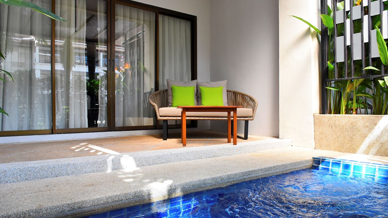 rooms-deluxe-with-jacuzzi-pool-child-sharing-bed