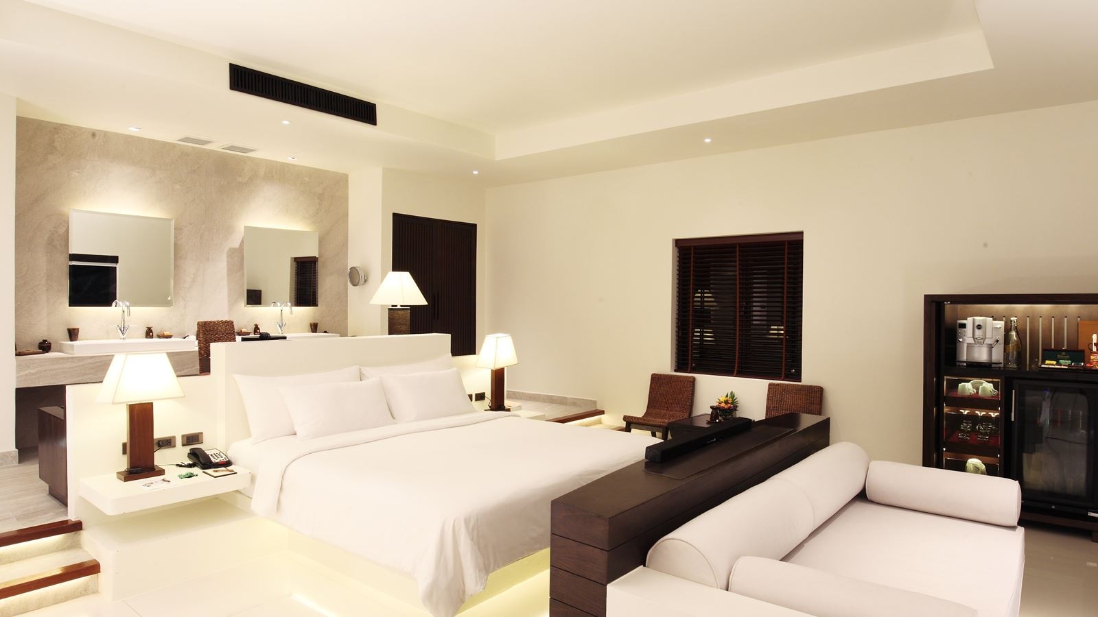 rooms-grand-pool-suite-beach-front