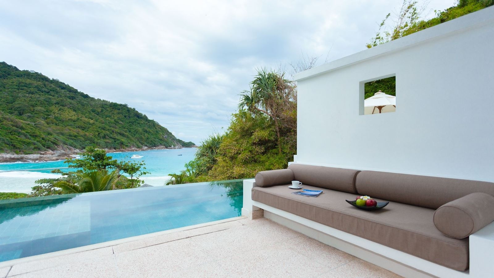 rooms-grand-pool-suite-sea-view